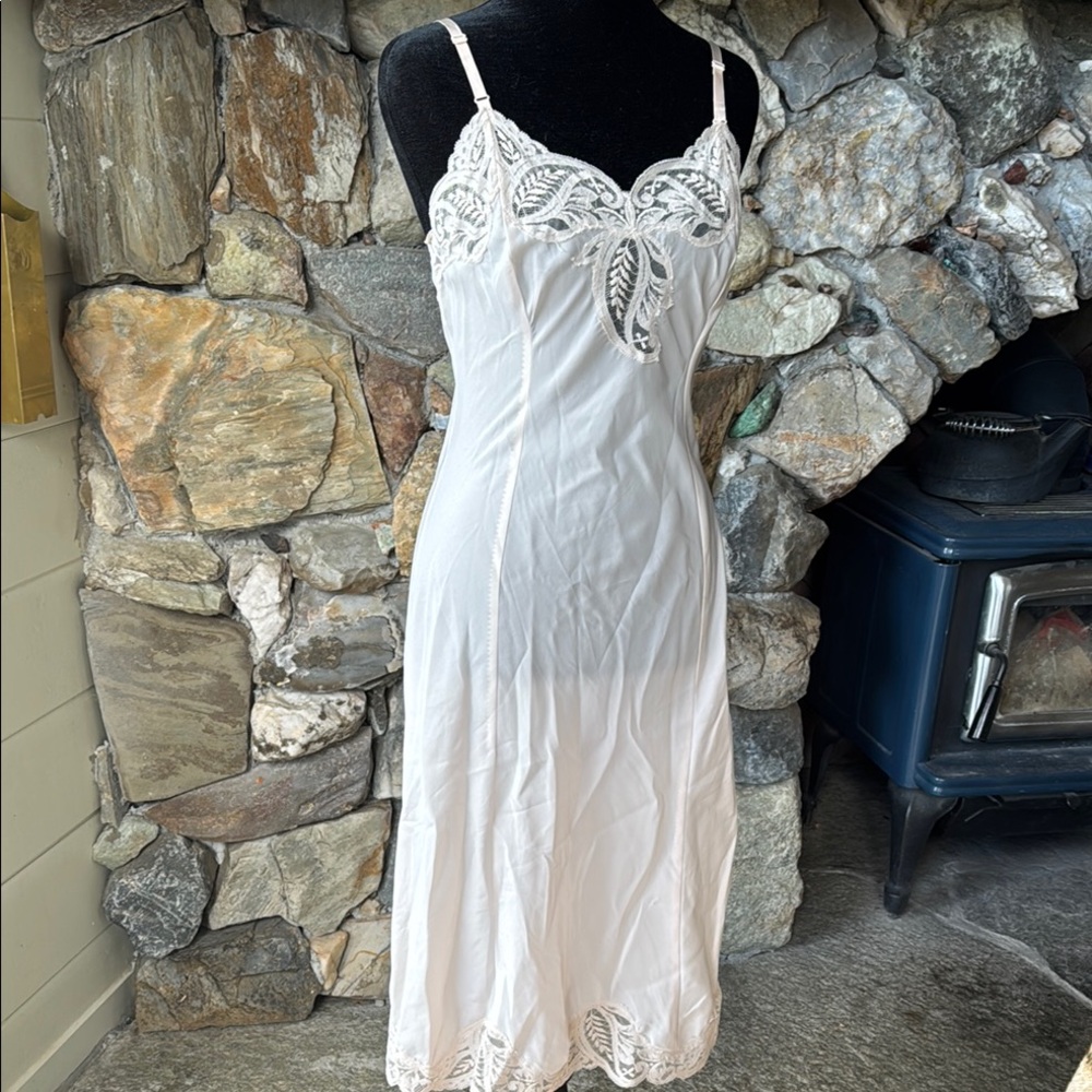 VTG Wonder Maid Lace Trim Chemise Night Gown with Sweetheart Neckline Size 34